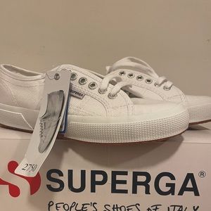 2750 COTU CLASSIC SNEAKER IN WHITE
Superga